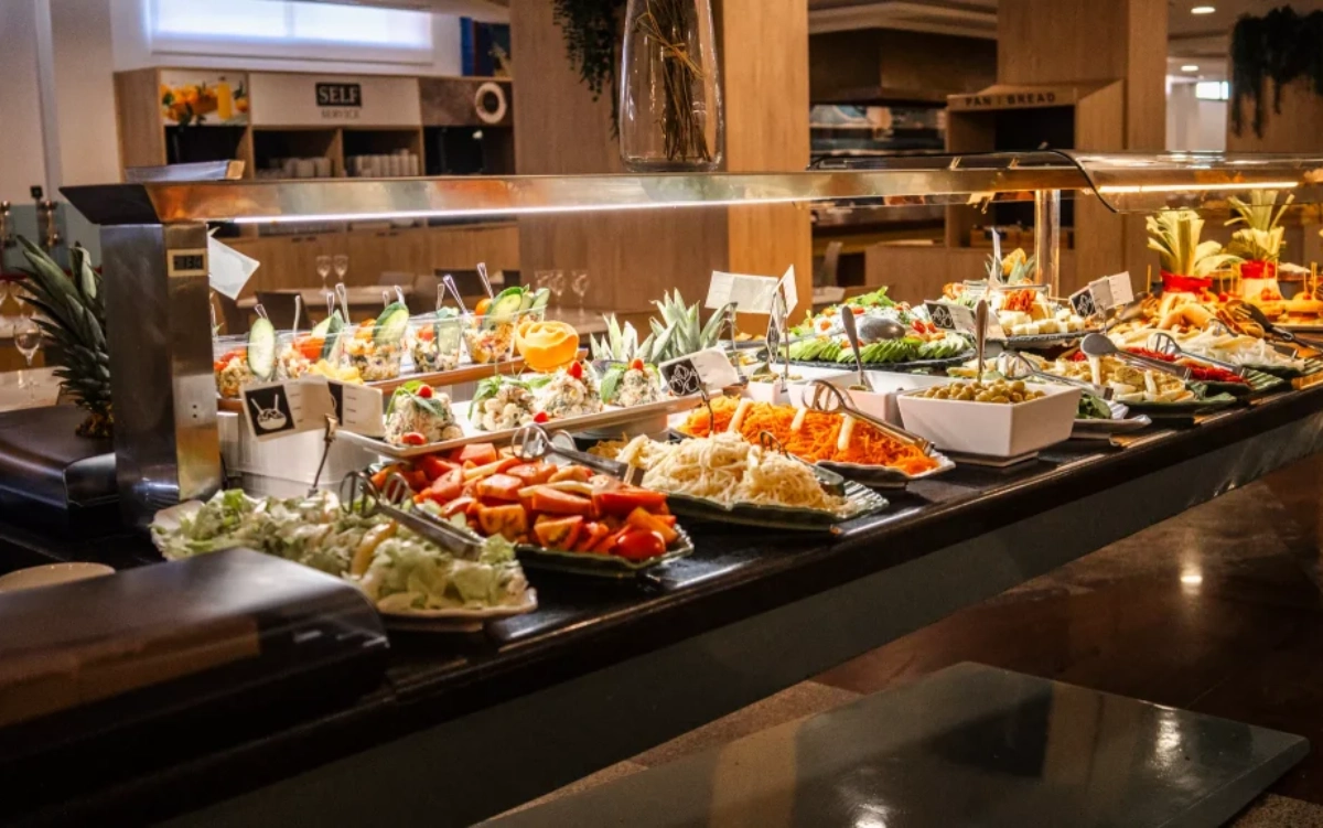 Desayuno buffet con variedad de alimentos en un hotel