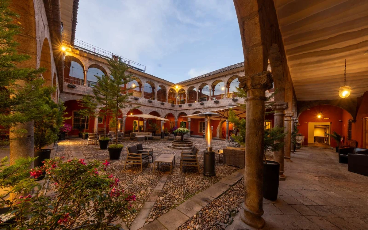 Patio colonial de una casona convertida en hotel en Perú