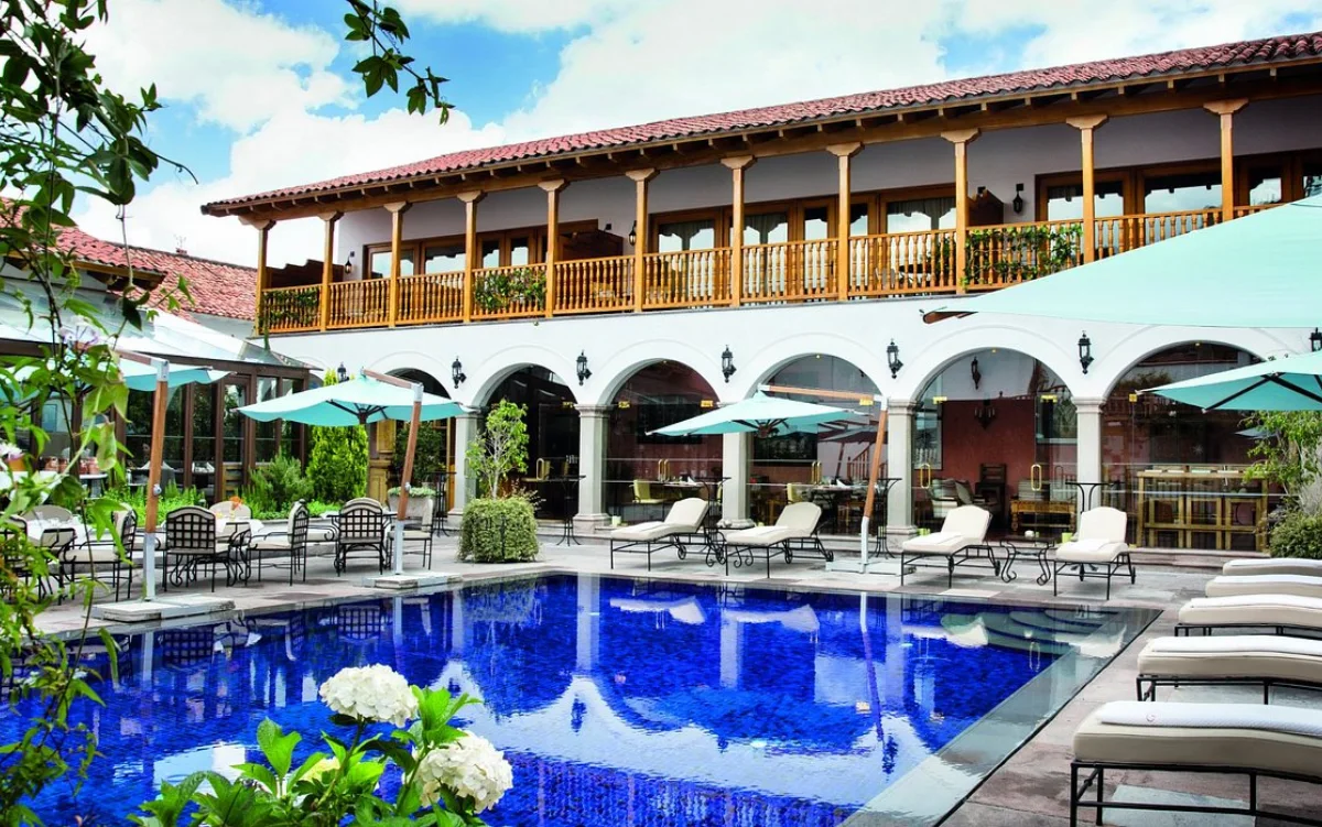 Spa con piscina y zona de descanso en un hotel de Perú