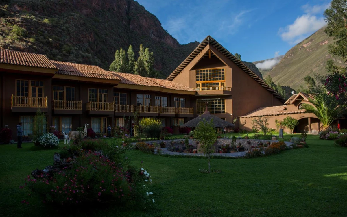 Lodge andino rodeado de montañas y jardines en Perú