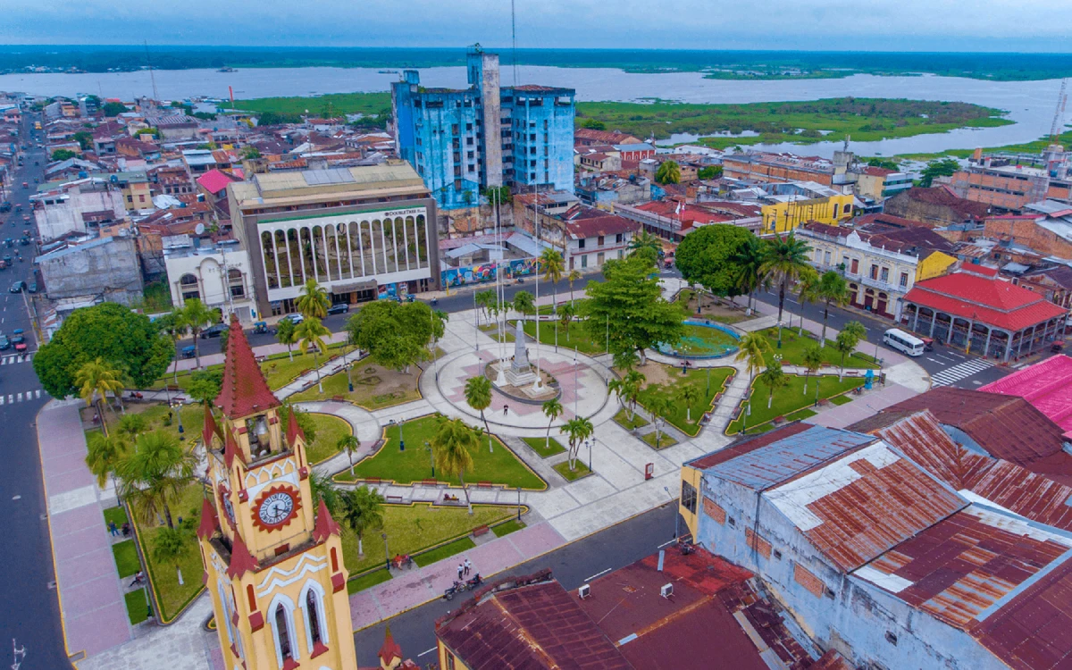 Río Amazonas y selva cerca de Iquitos, Perú