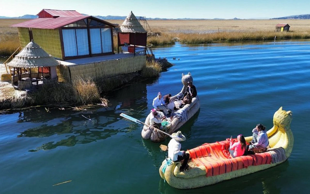 Lago Titicaca e islas de los Uros en Puno, Perú